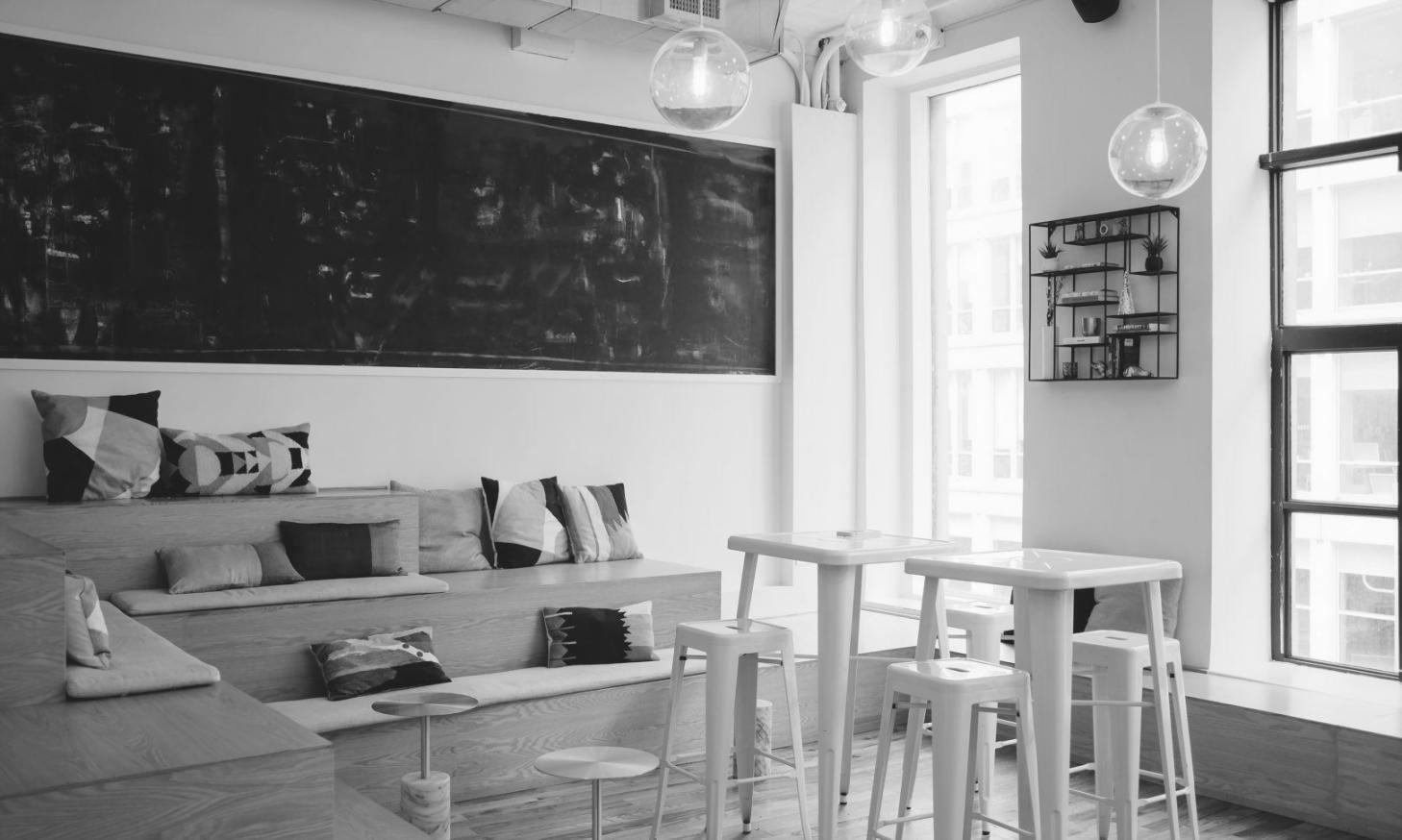 Espace de travail avec documents financiers et calculatrice pour l'apprentissage budgétaire