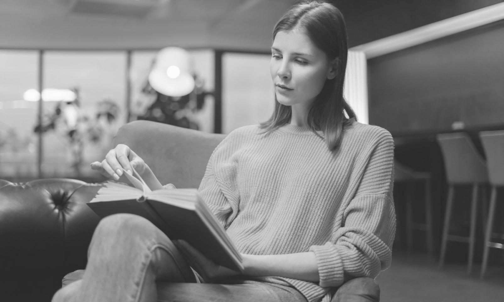 Groupe d'étudiants travaillant ensemble sur des exercices de planification budgétaire