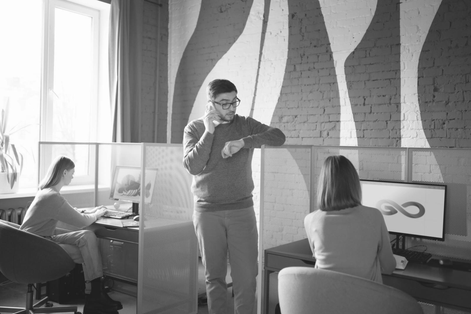 Espace de travail moderne avec outils de consolidation budgétaire